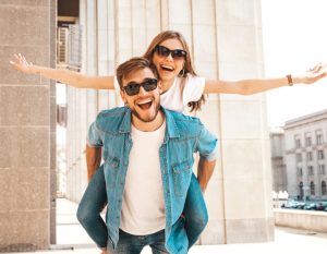 זוג מאושר בדרך לשליחות בחו"ל לזוגות